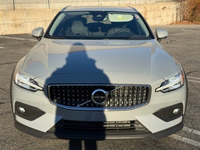 2025 Volvo V60 Cross Country B5 Plus photo 2