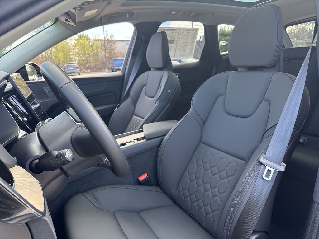 2026 Volvo XC60 Plus - Photo 11