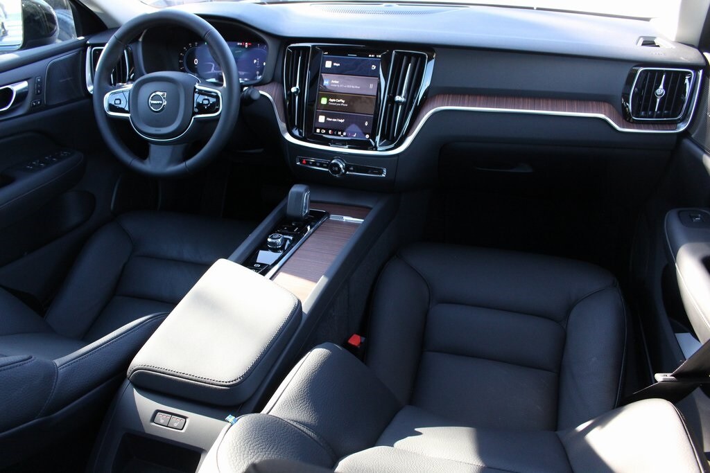 2025 Volvo S60 B5 Plus photo 2