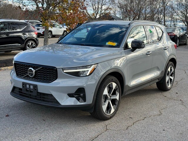 2025 Volvo XC40 Plus photo 2