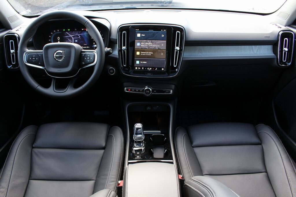 2025 Volvo XC40 photo 2