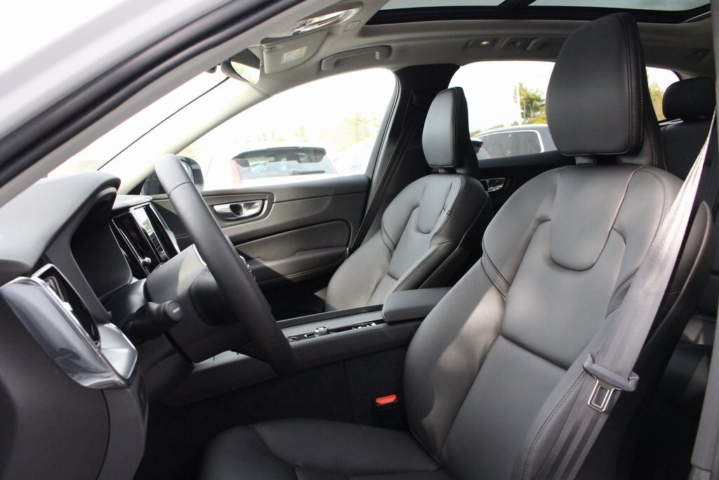 2025 Volvo XC60 B5 Core photo 4