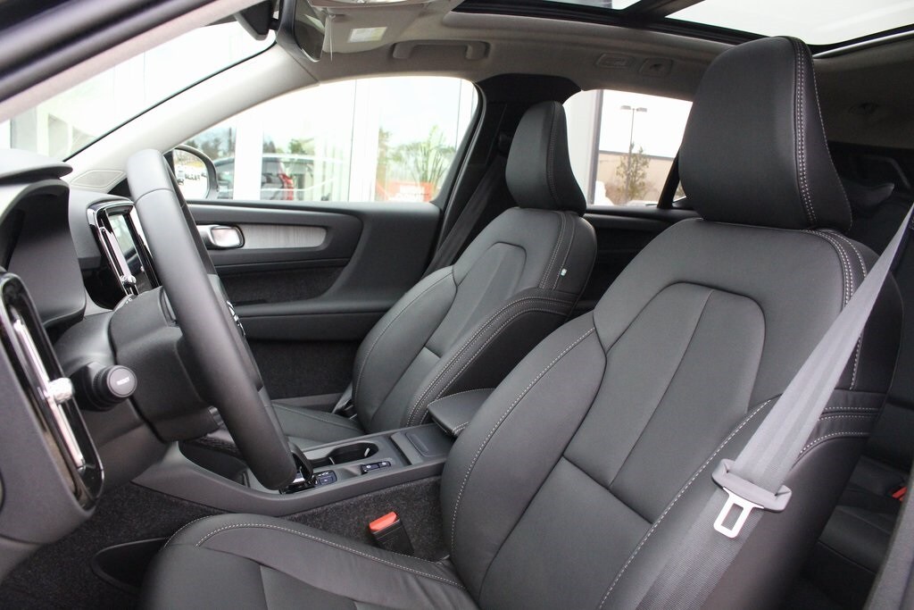 2025 Volvo XC40 Core photo 4