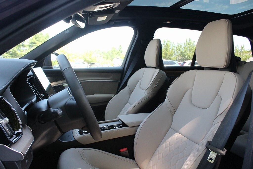 2026 Volvo XC90 B5 Plus photo 3