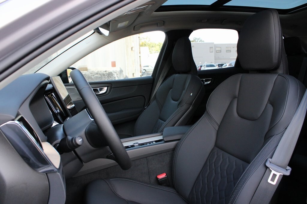 2026 Volvo XC60 B5 Plus photo 4