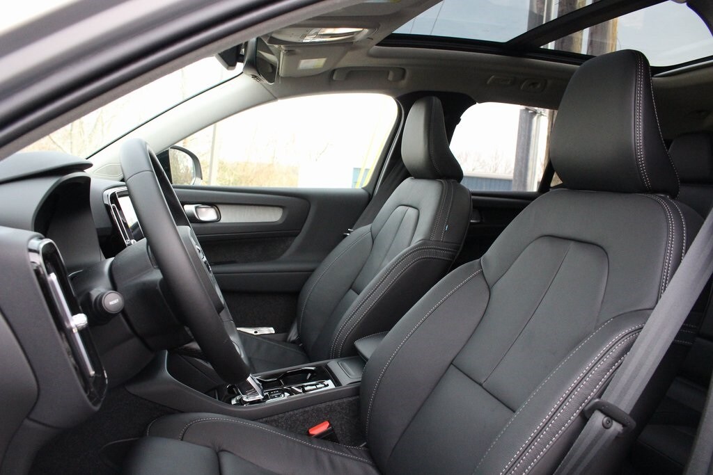 2025 Volvo XC40 photo 4