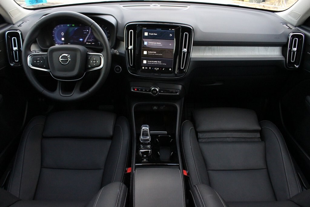 2025 Volvo XC40 Plus photo 2