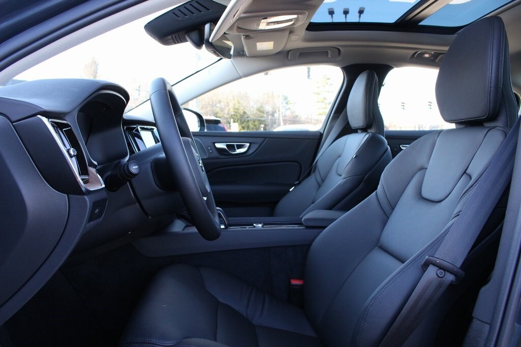 2025 Volvo S60 B5 Plus photo 4