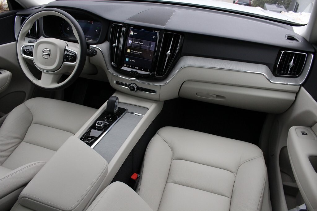 2025 Volvo XC60 T8 Plus photo 2