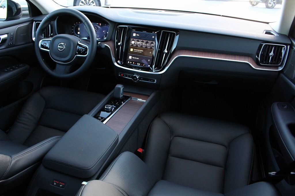 2025 Volvo S60 B5 Plus photo 2