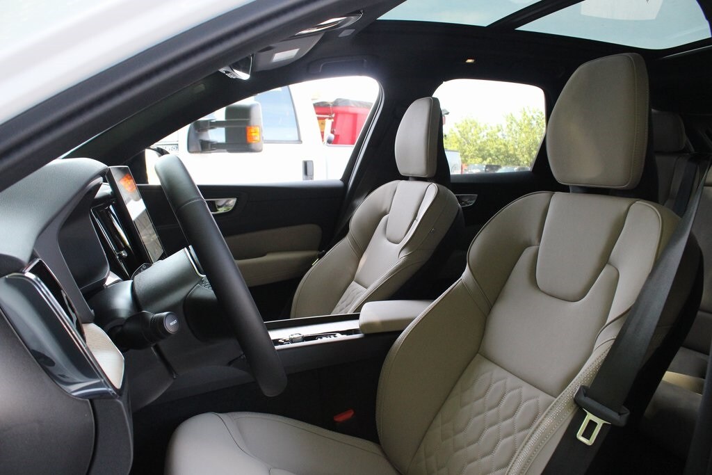 2026 Volvo XC60 B5 Plus photo 4