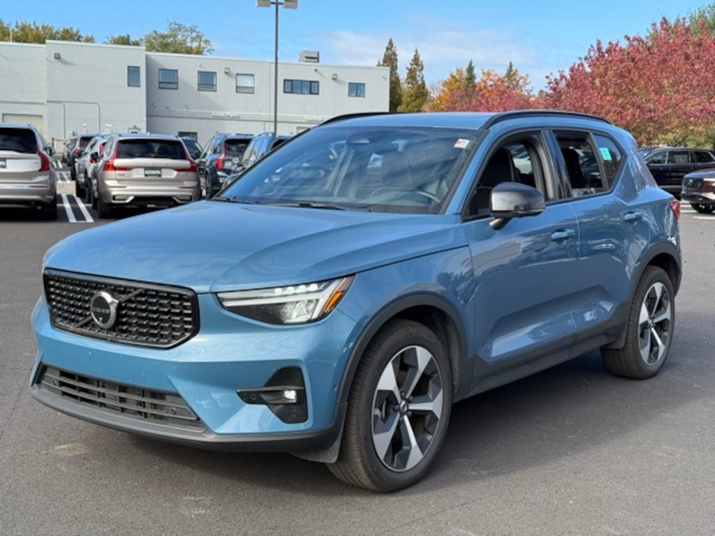 Certified 2025 Volvo XC40 B5 Plus Dark Theme SUV