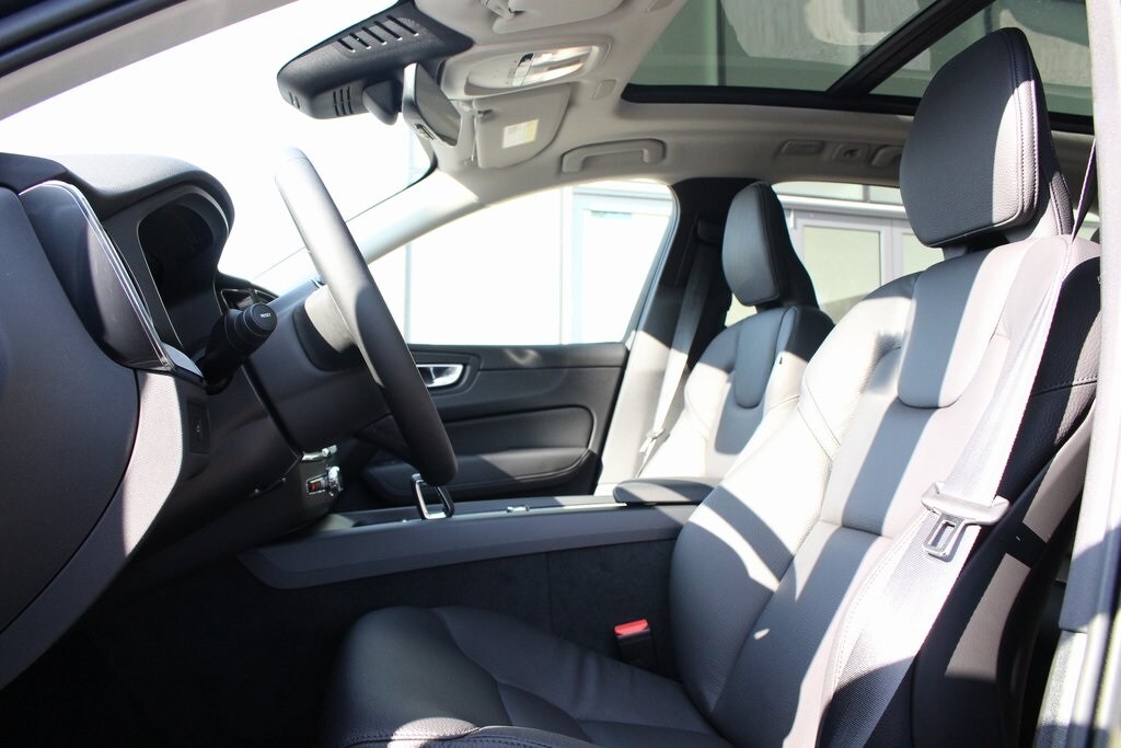 2025 Volvo XC60 B5 Plus photo 4