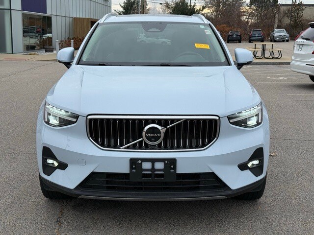 2025 Volvo XC40 Plus photo 2