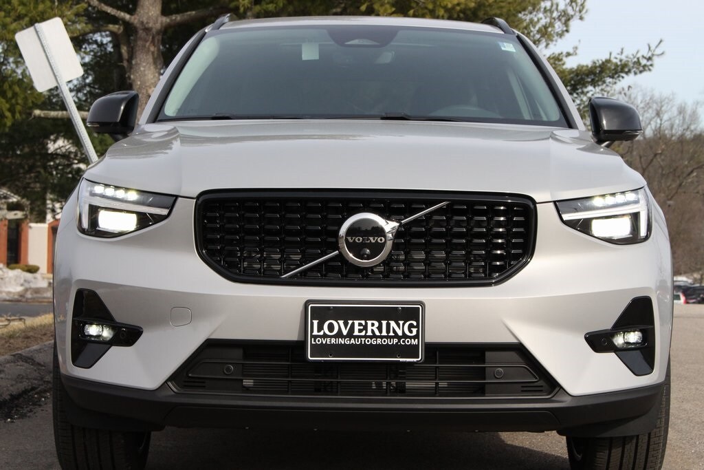 2025 Volvo XC40 photo 3