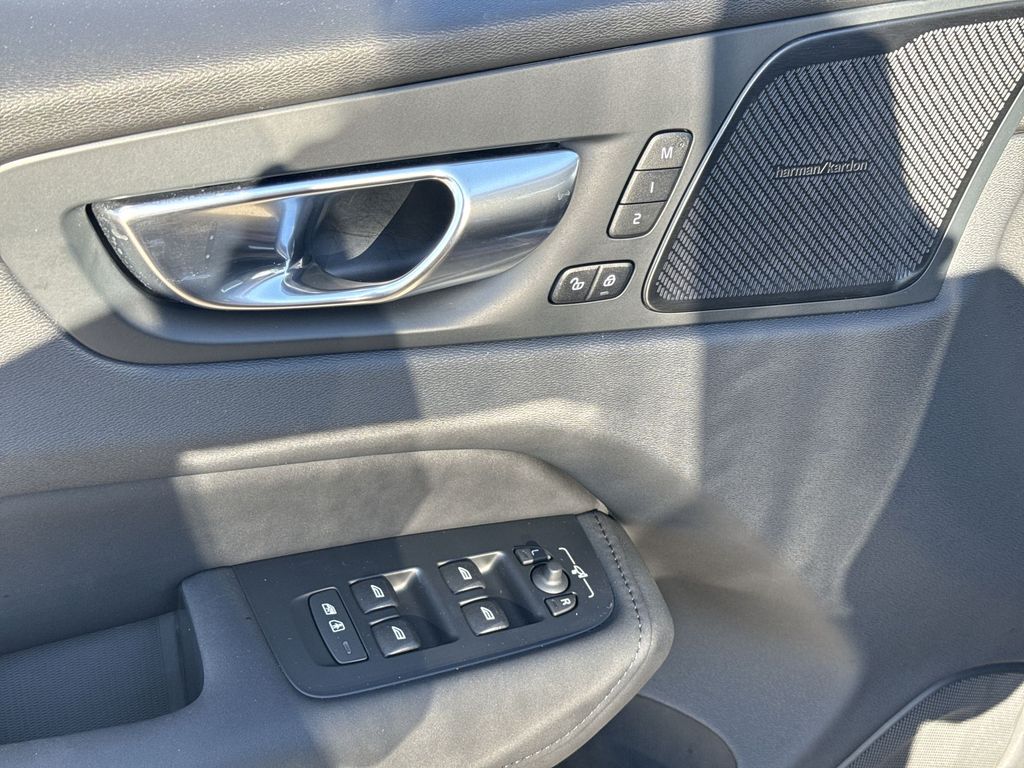 2026 Volvo XC60 Plus - Photo 13