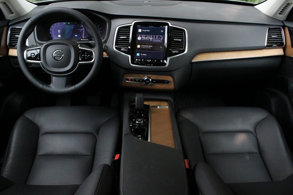 2024 Volvo XC90 Plus photo 2
