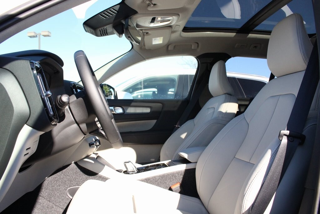 2025 Volvo XC40 Plus photo 4