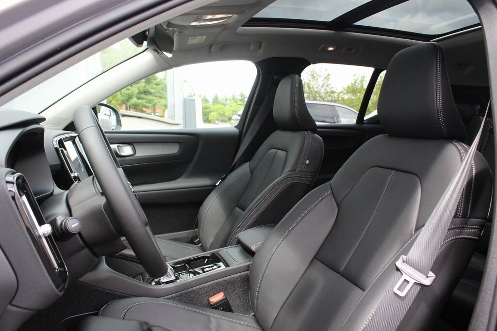 2026 Volvo XC40 Plus photo 2