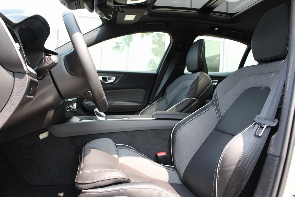2024 Volvo S60 B5 Plus Black Edition photo 4