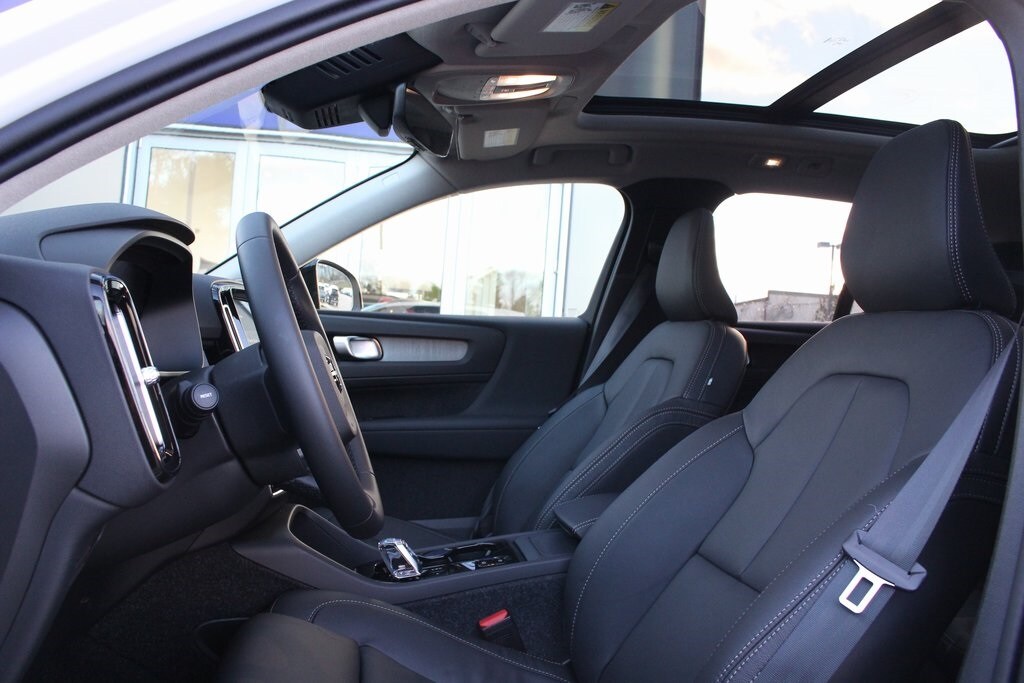 2025 Volvo XC40 Plus photo 4