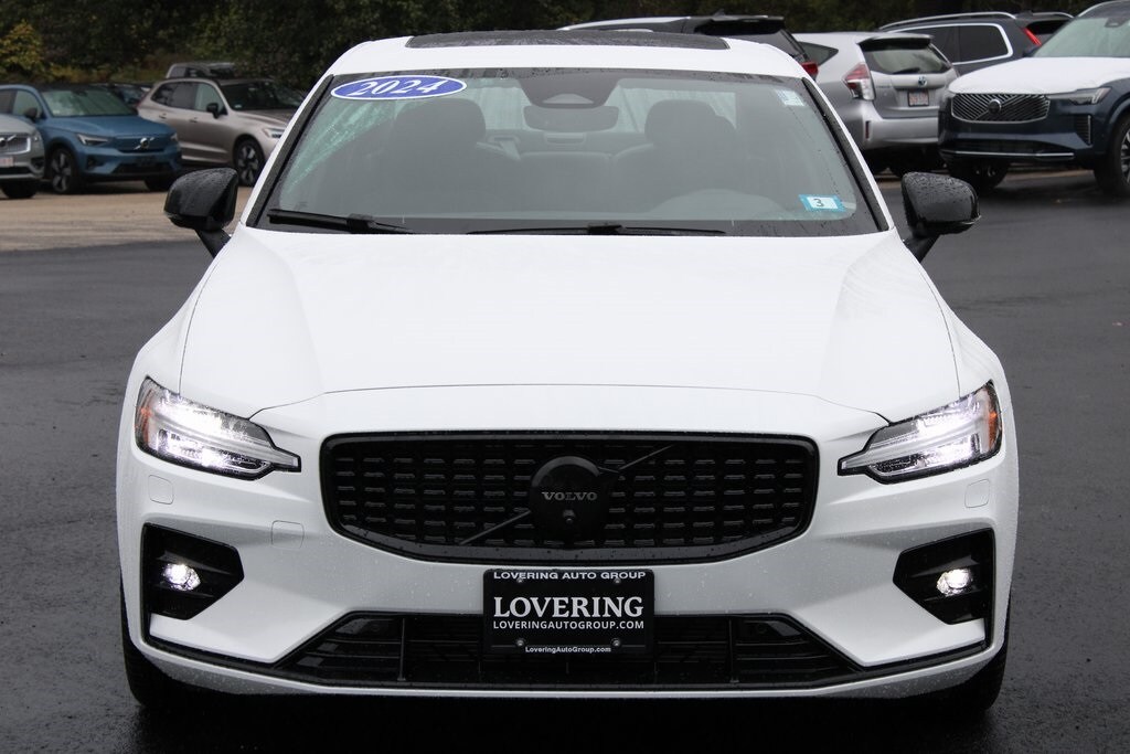 2024 Volvo S60 B5 Plus Black Edition photo 3