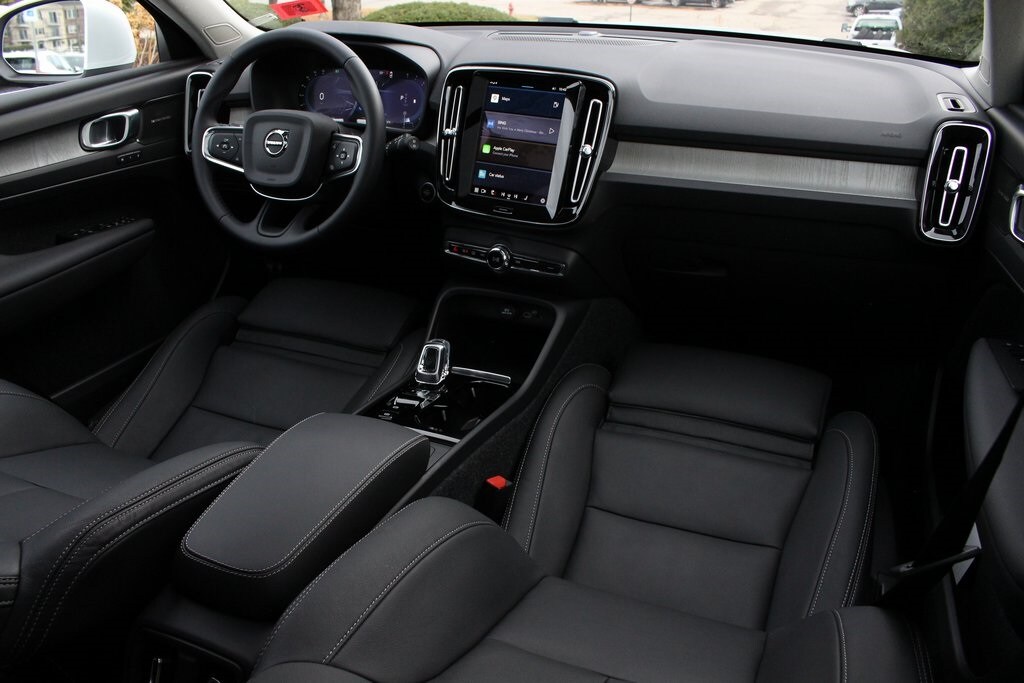 2025 Volvo XC40 Plus photo 2