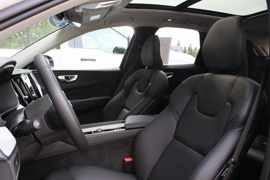 2025 Volvo XC60 B5 Plus photo 3