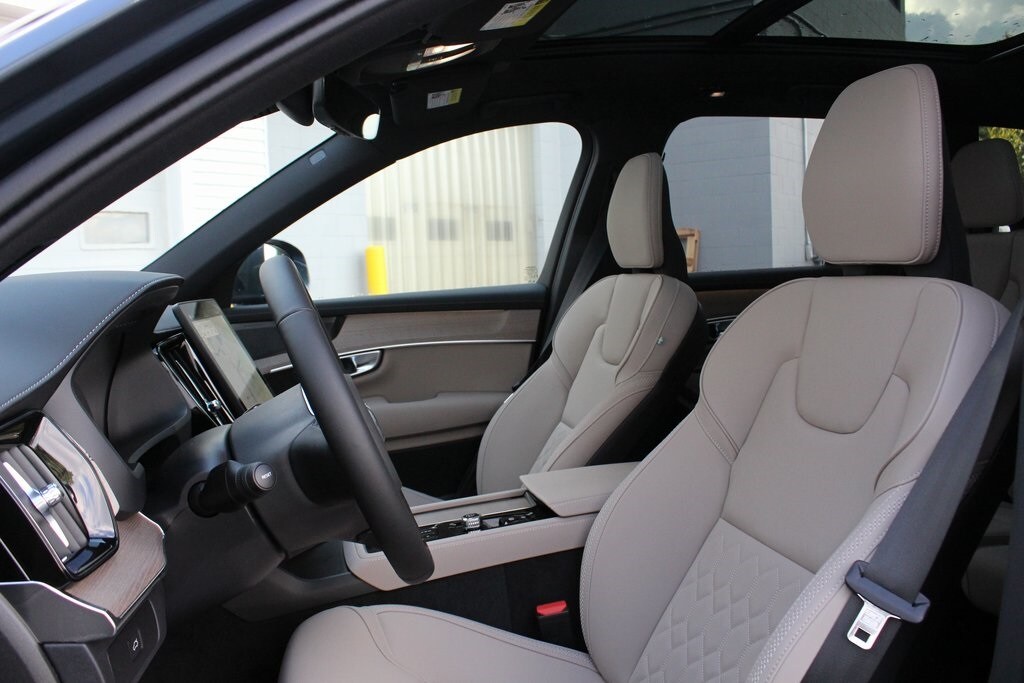 2026 Volvo XC90 Plus photo 3