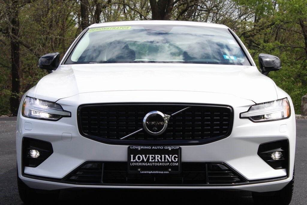 2025 Volvo S60 B5 Plus photo 3