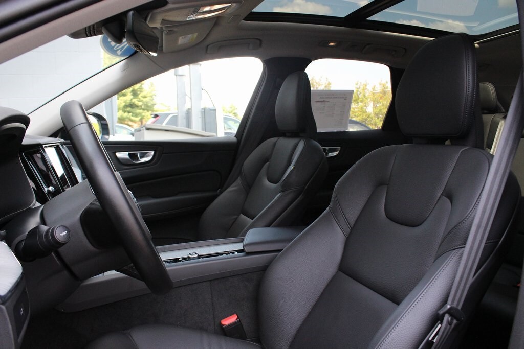 2025 Volvo XC60 B5 Plus photo 2