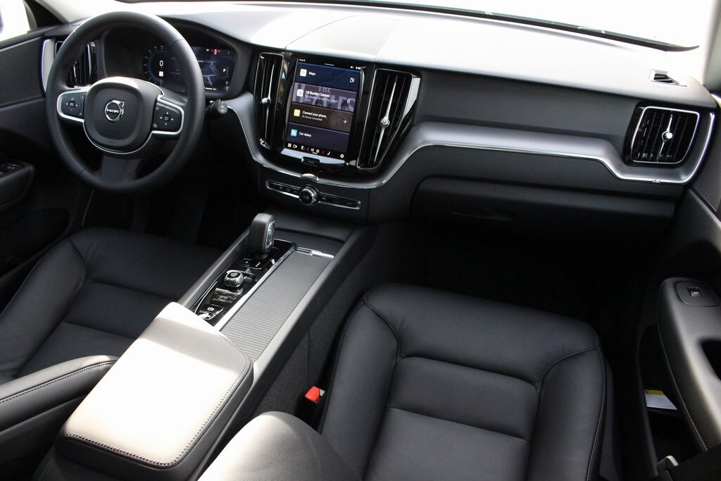 2025 Volvo XC60 B5 Core photo 2
