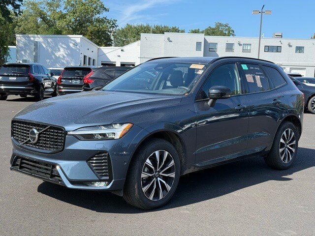 2025 Volvo XC60 B5 Plus photo 3