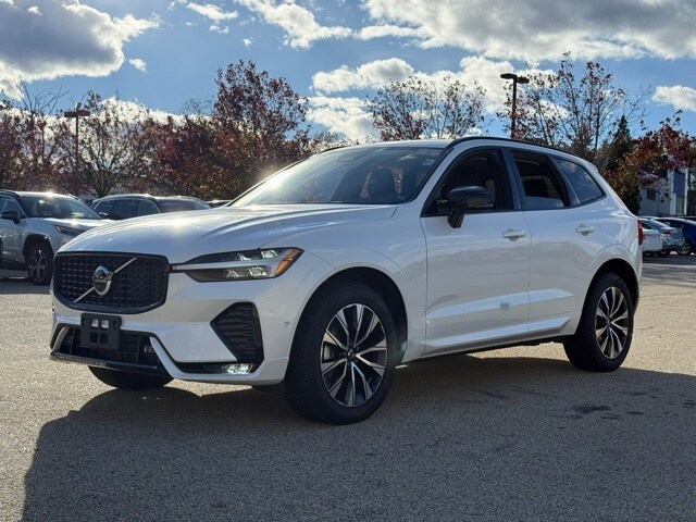 2025 Volvo XC60 B5 Plus photo 3