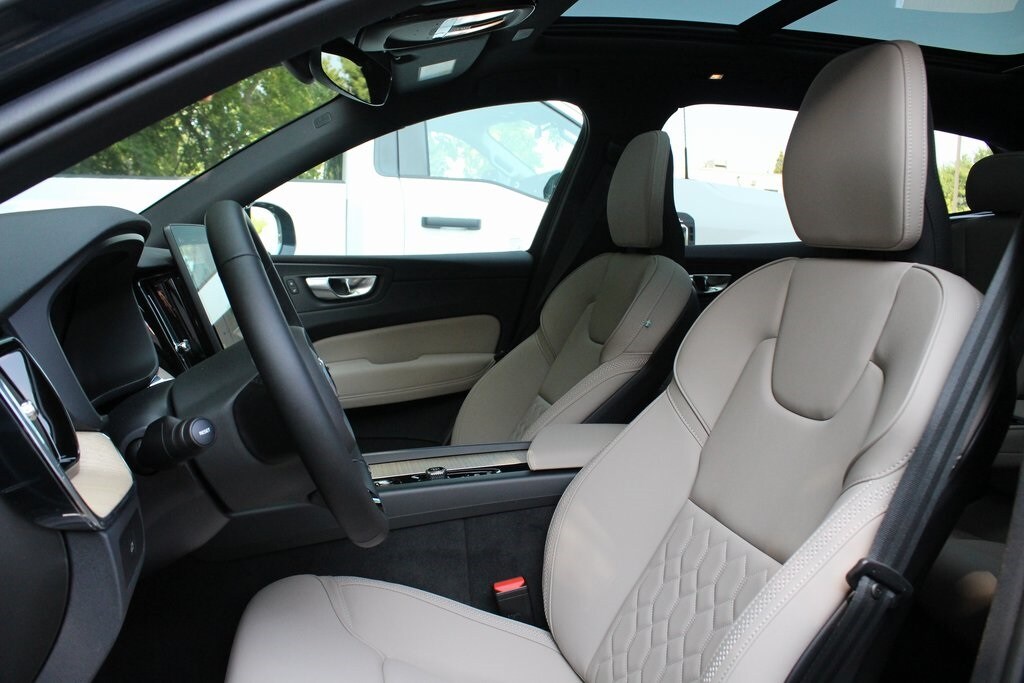 2026 Volvo XC60 B5 Core photo 3