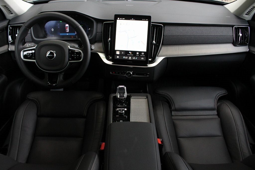 2025 Volvo XC90 T8 photo 2