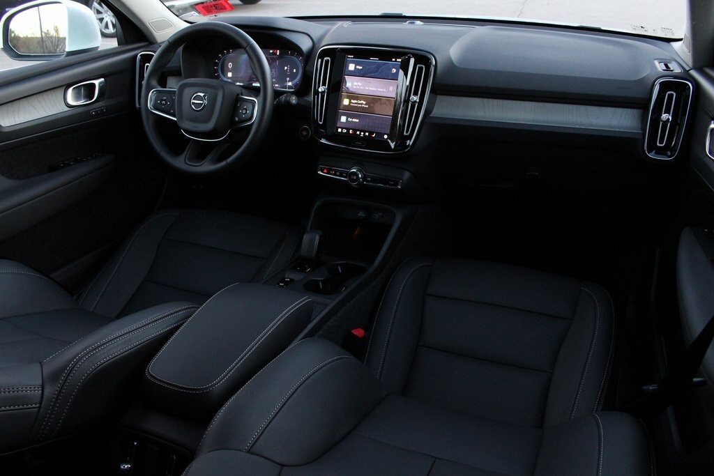 2025 Volvo XC40 Core photo 2