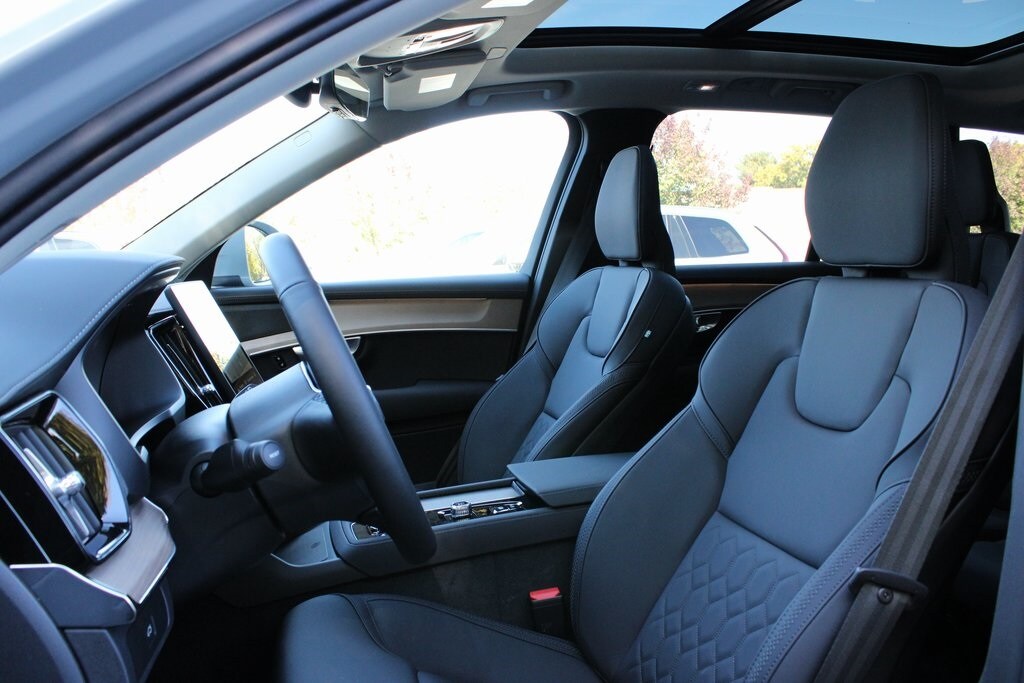 2026 Volvo XC90 Plus photo 3