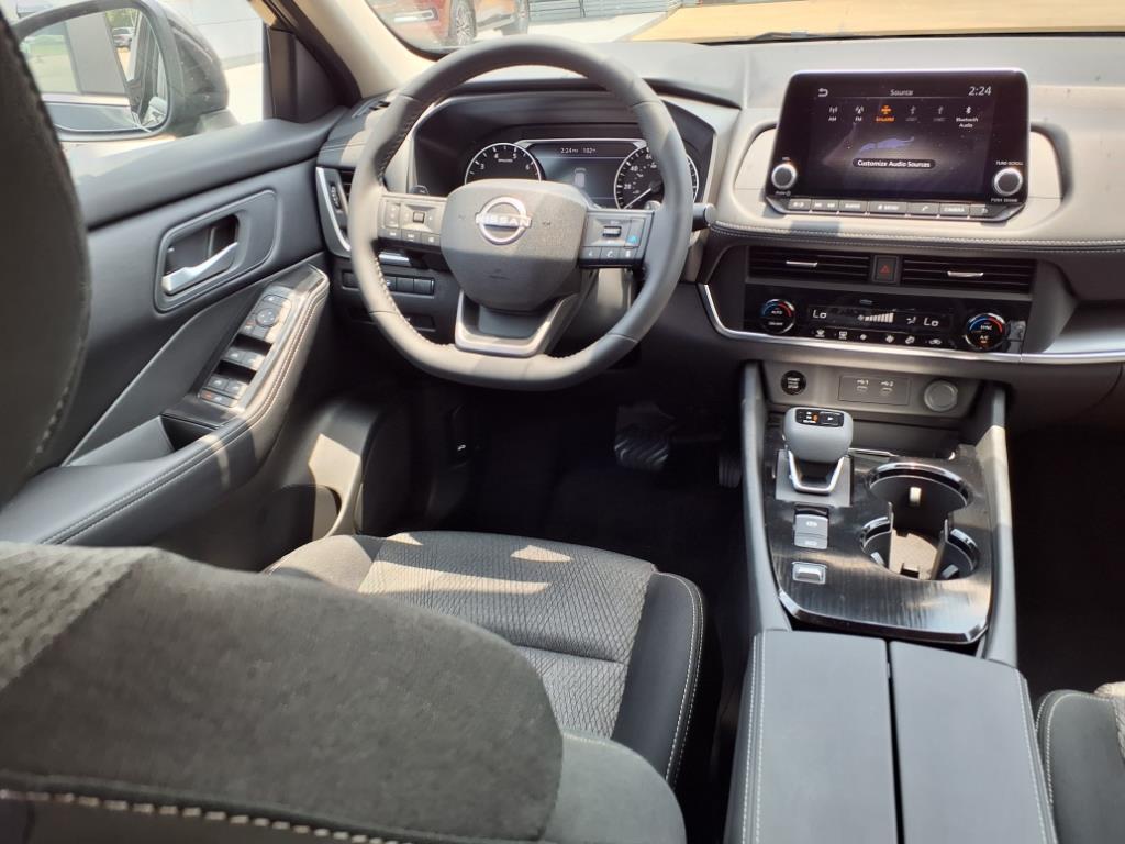 2026 Nissan Rogue SV photo 4