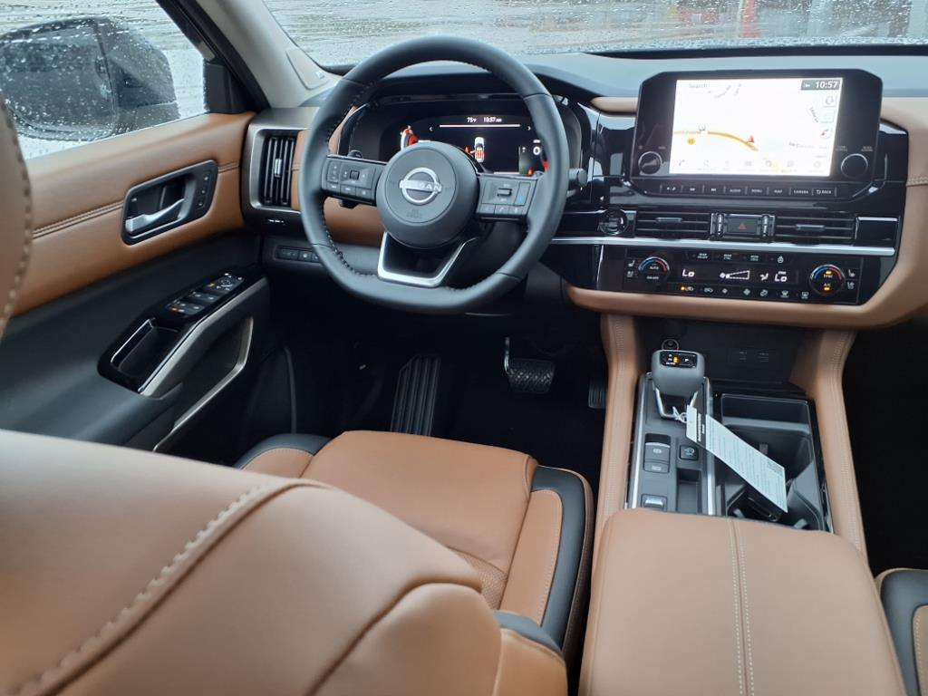 2025 Nissan Pathfinder Platinum photo 4