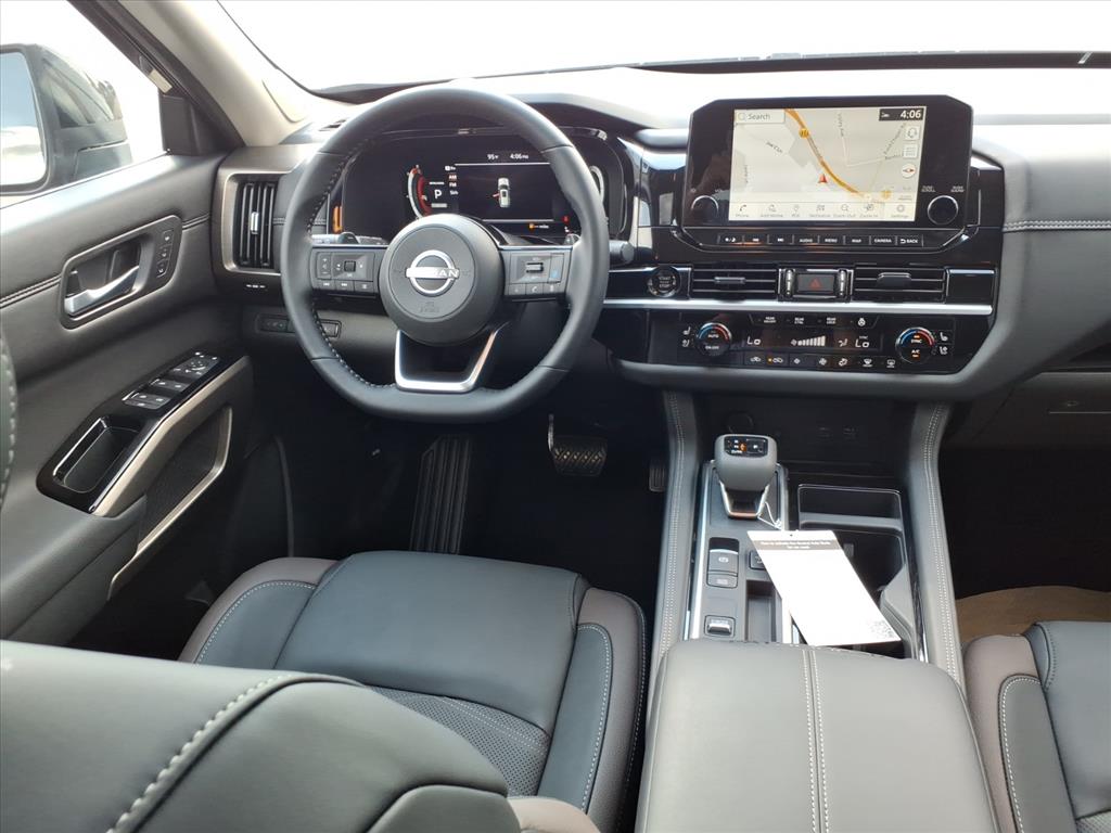 2025 Nissan Pathfinder Platinum photo 4