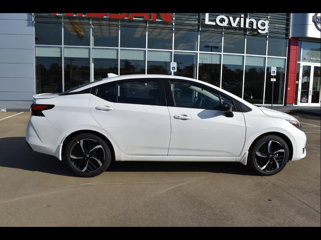 2024 Nissan Versa 1.6 SR photo 2