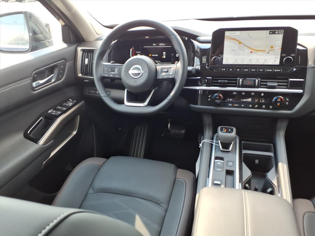 2025 Nissan Pathfinder Platinum photo 4