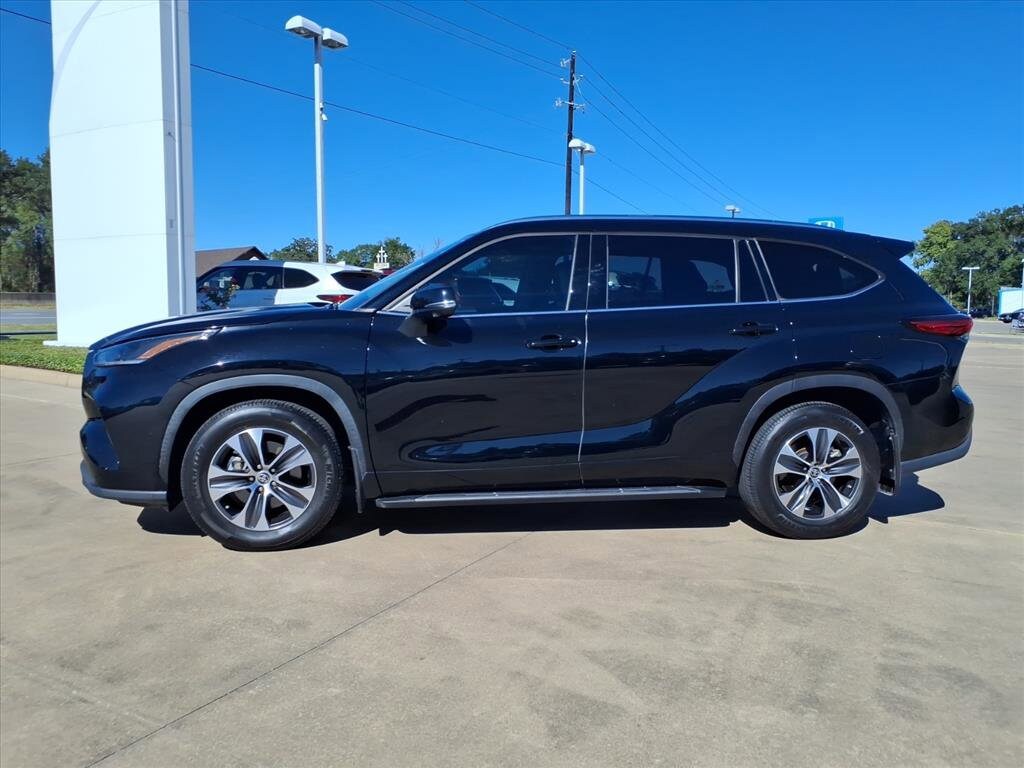 2021 Toyota Highlander XLE photo 2