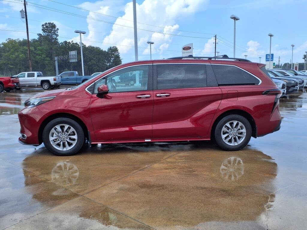 2024 Toyota Sienna XLE photo 2