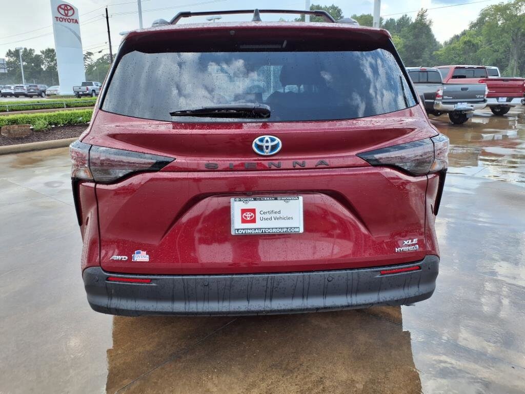 2024 Toyota Sienna XLE photo 3