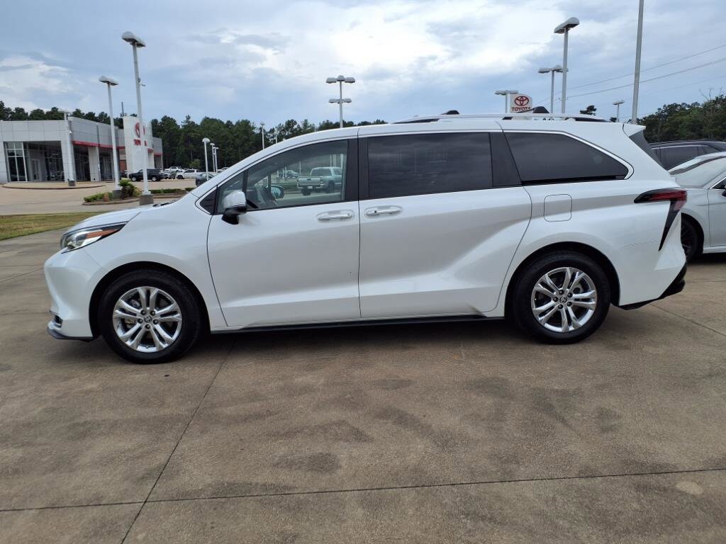 2023 Toyota Sienna Platinum photo 2