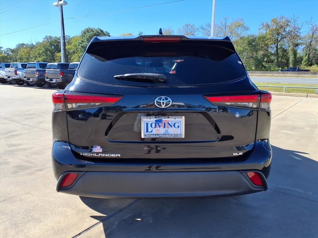2021 Toyota Highlander XLE photo 3