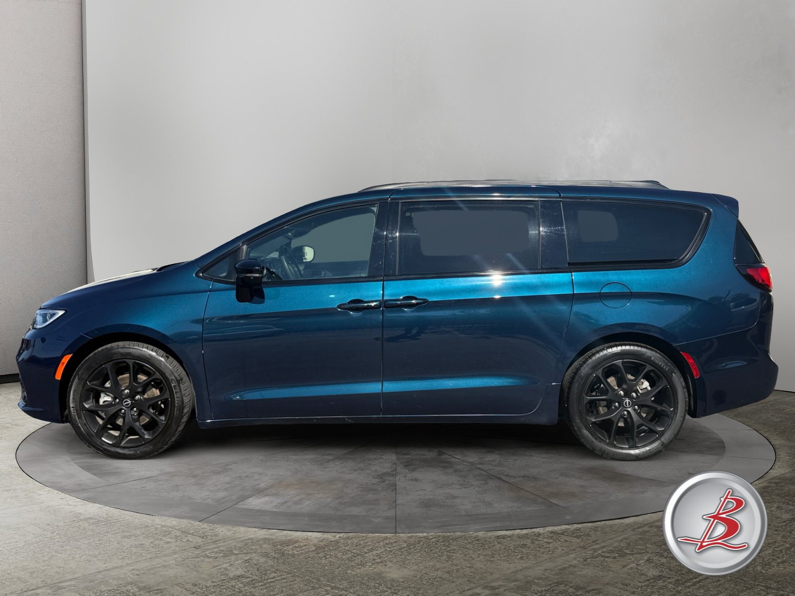 Used 2025 Chrysler Pacifica Limited Van Passenger Van
