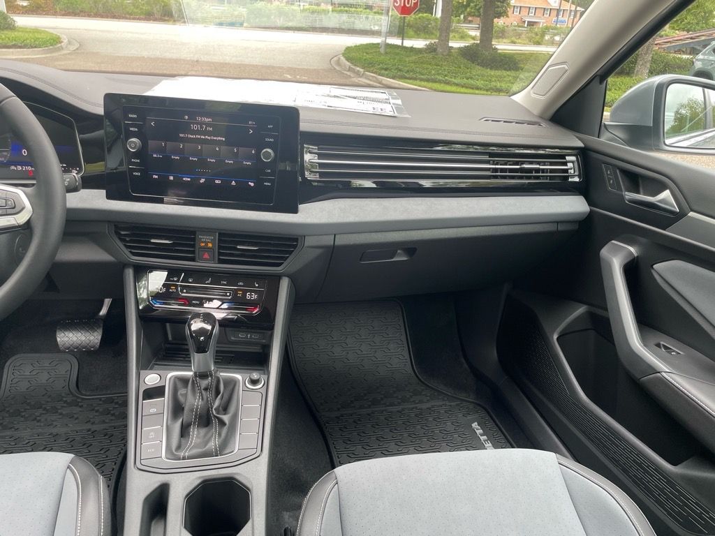 2025 Volkswagen Jetta SE - Photo 6
